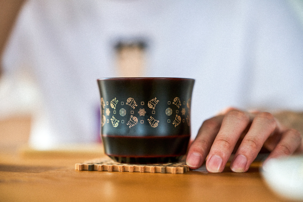 佐藤商事“川連漆器”× しんちゃん 黒 | 詩の国商店